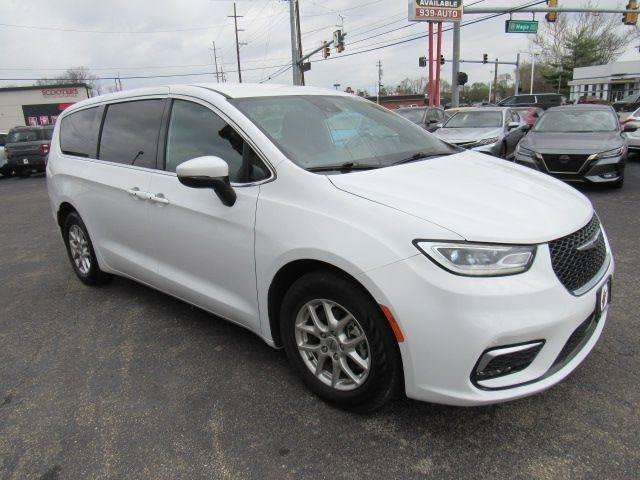 Used 2023 Chrysler Pacifica Touring FWD image 1