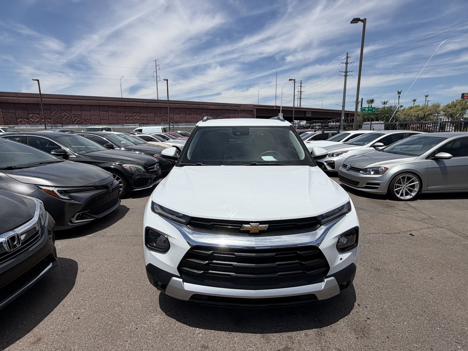 Used 2021 Chevrolet TrailBlazer LT w/ Convenience Package FWD image 2