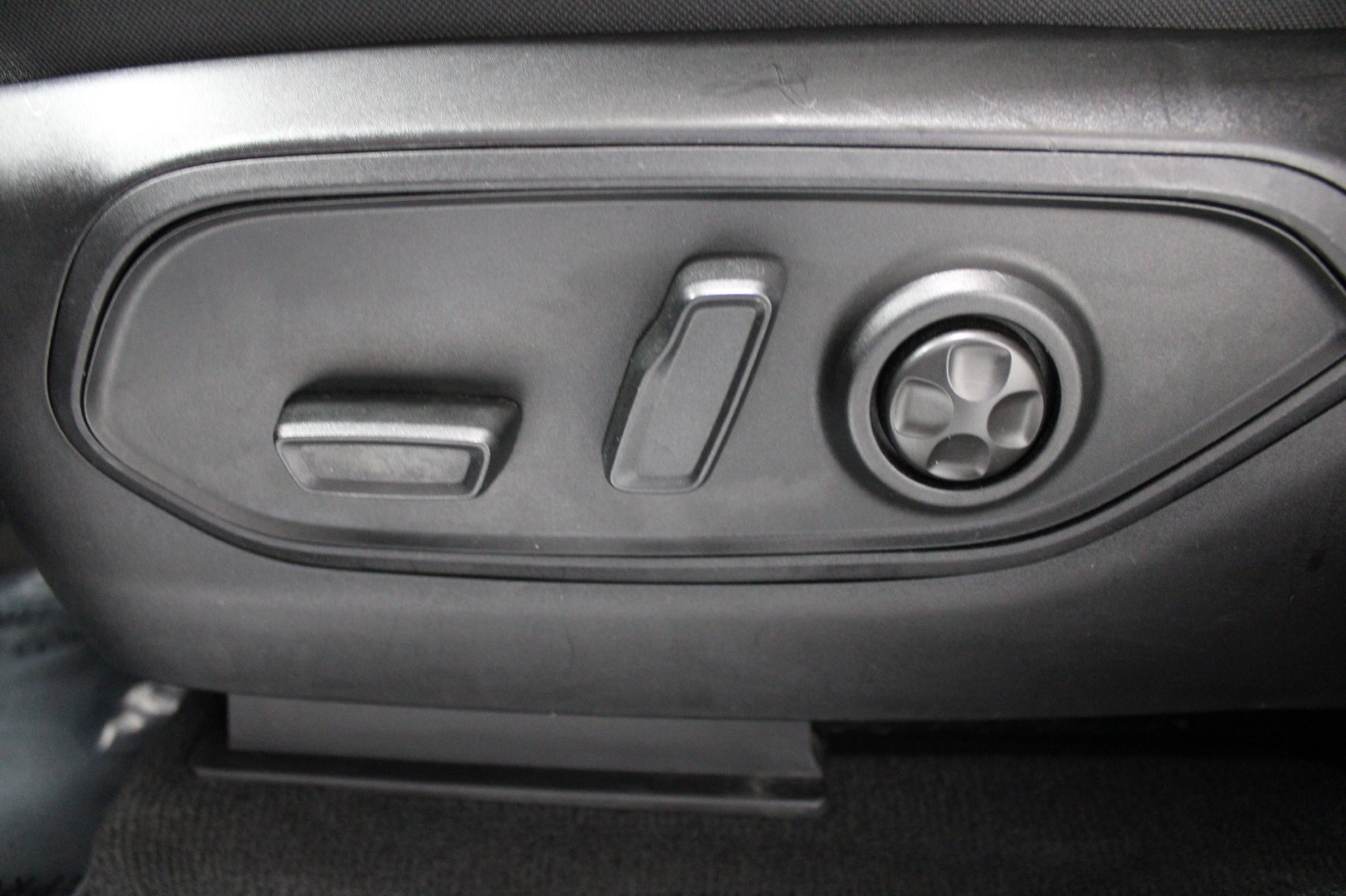 Used 2023 Jeep Grand Cherokee L Laredo AWD/4WD image 47