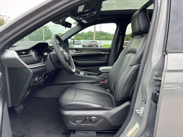 New 2027 Jeep Grand Cherokee Limited w/ Limited Altitude Package AWD/4WD image 2