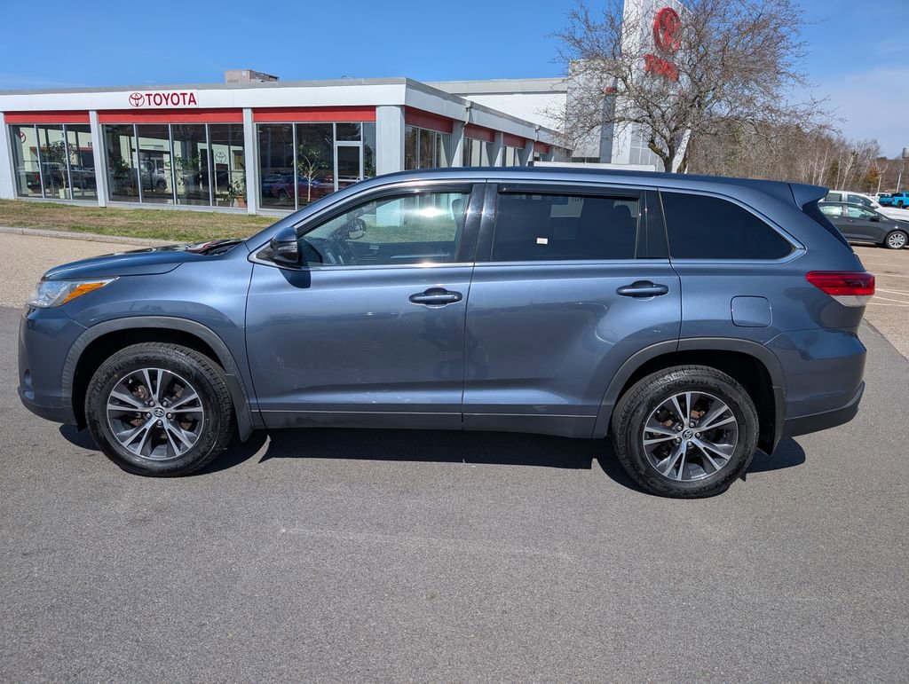 Used 2019 Toyota Highlander LE AWD/4WD image 2
