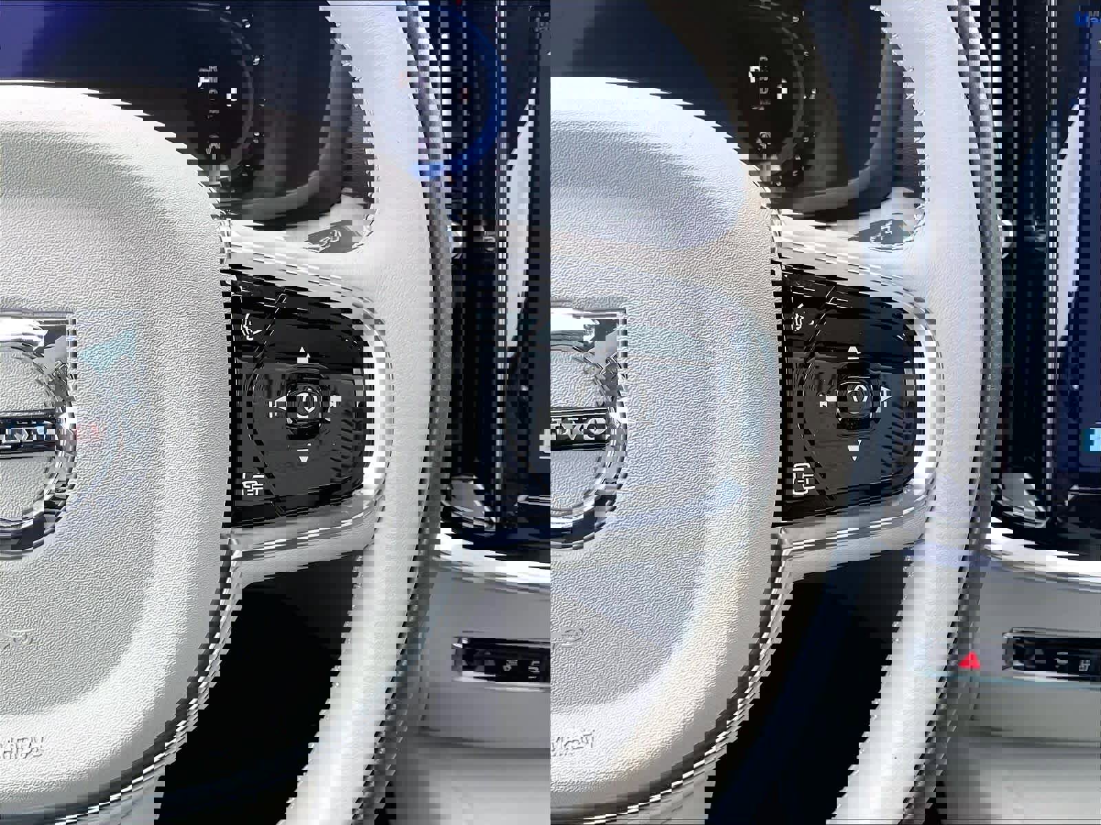 Used 2025 Volvo V60 B5 Cross Country Plus image 22