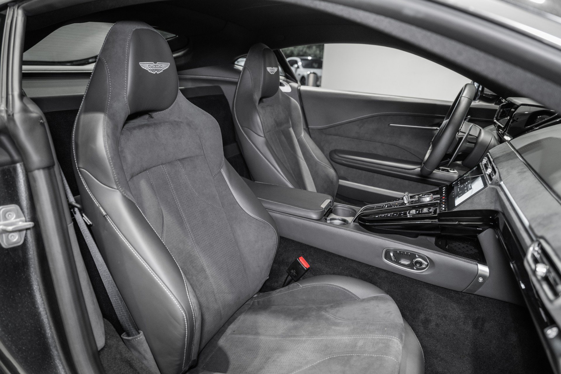 Used 2025 Aston Martin V8 Vantage Coupe RWD image 16