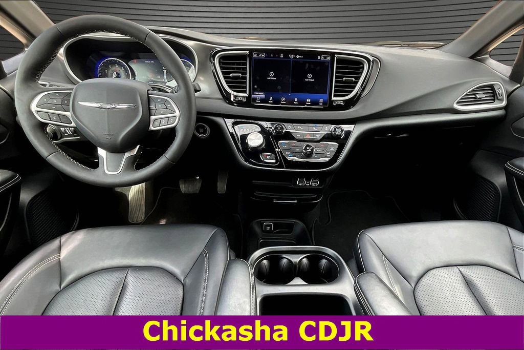 Used 2025 Chrysler Pacifica Select image 7