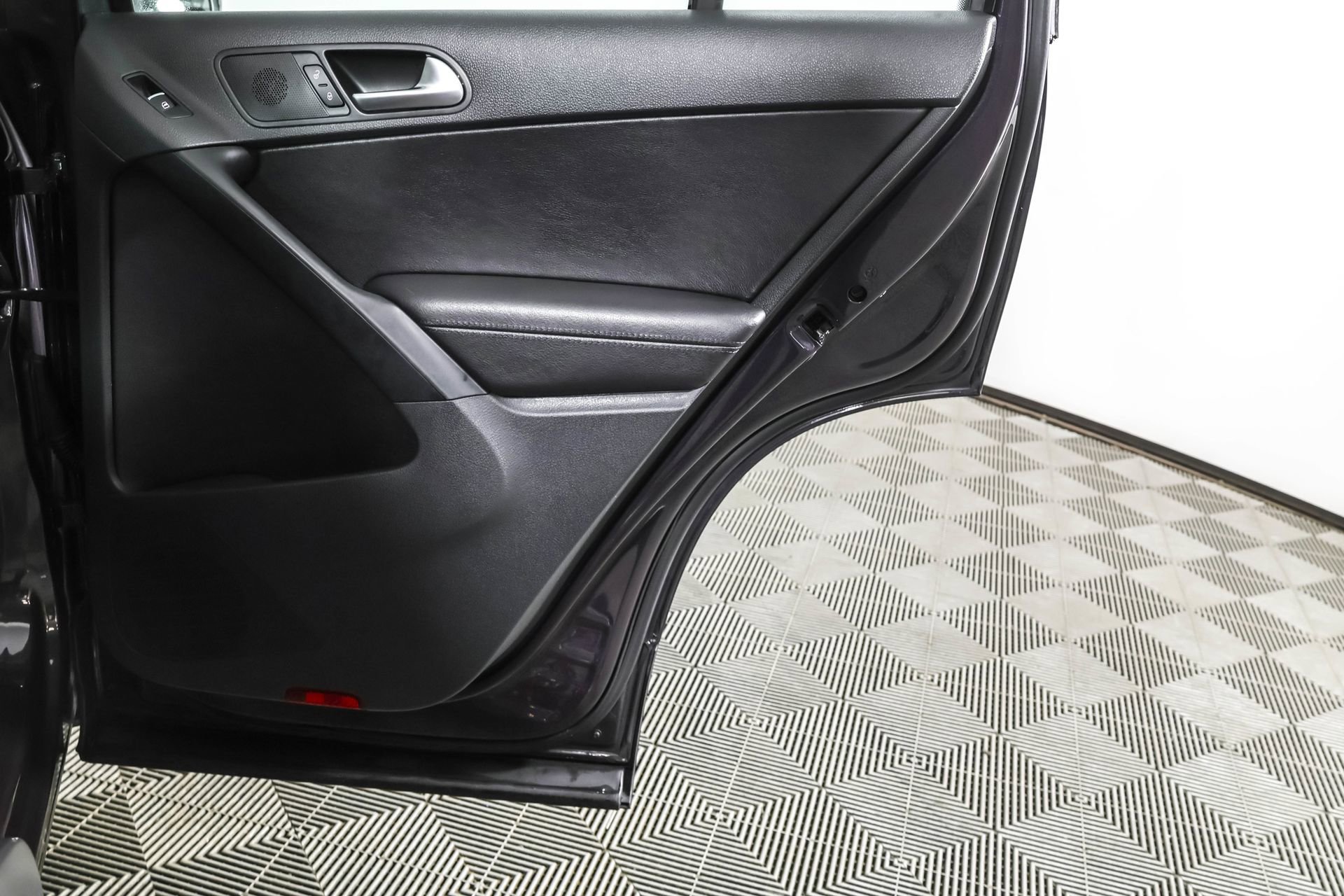 Used 2016 Volkswagen Tiguan SE image 44