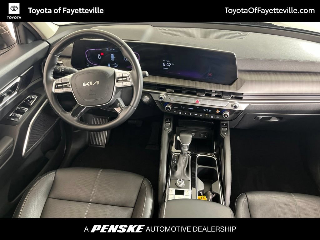 Used 2023 Kia Telluride EX w/ EX Captain's Chair Package FWD image 2