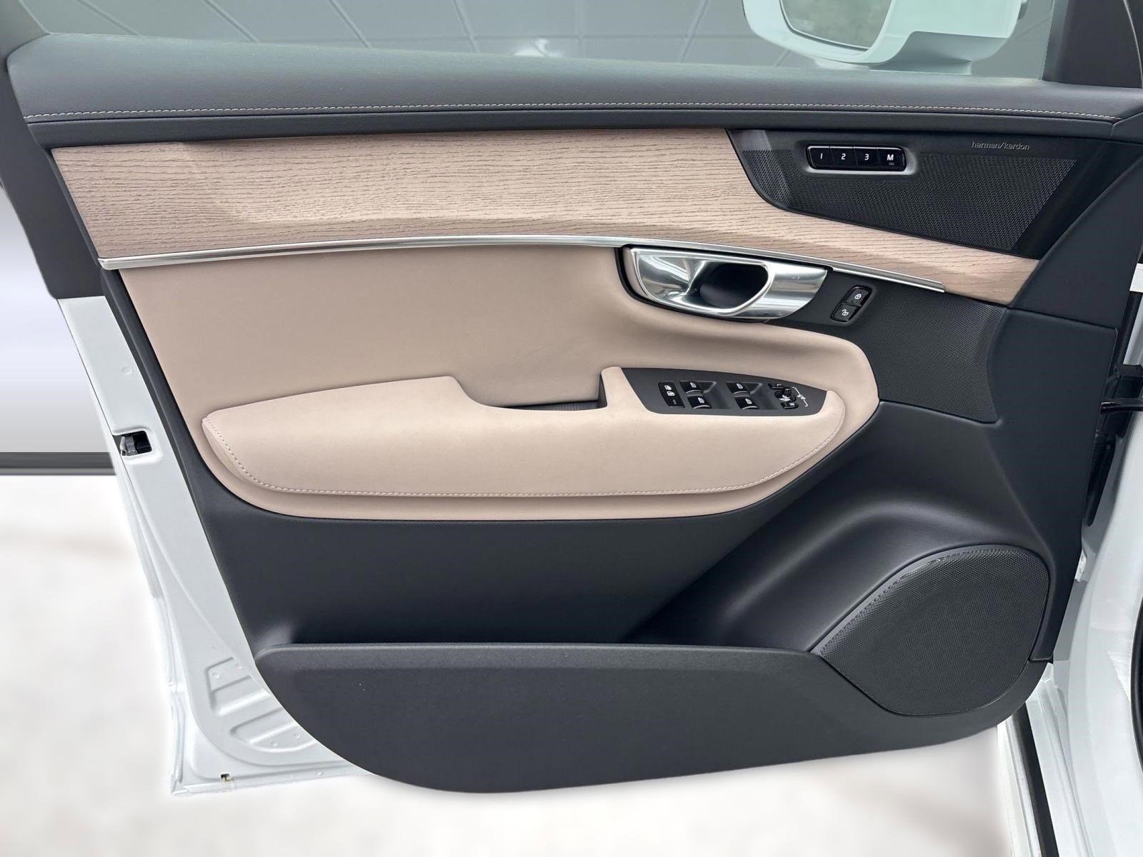 New 2026 Volvo XC90 B6 Ultra w/ Protection Package image 20