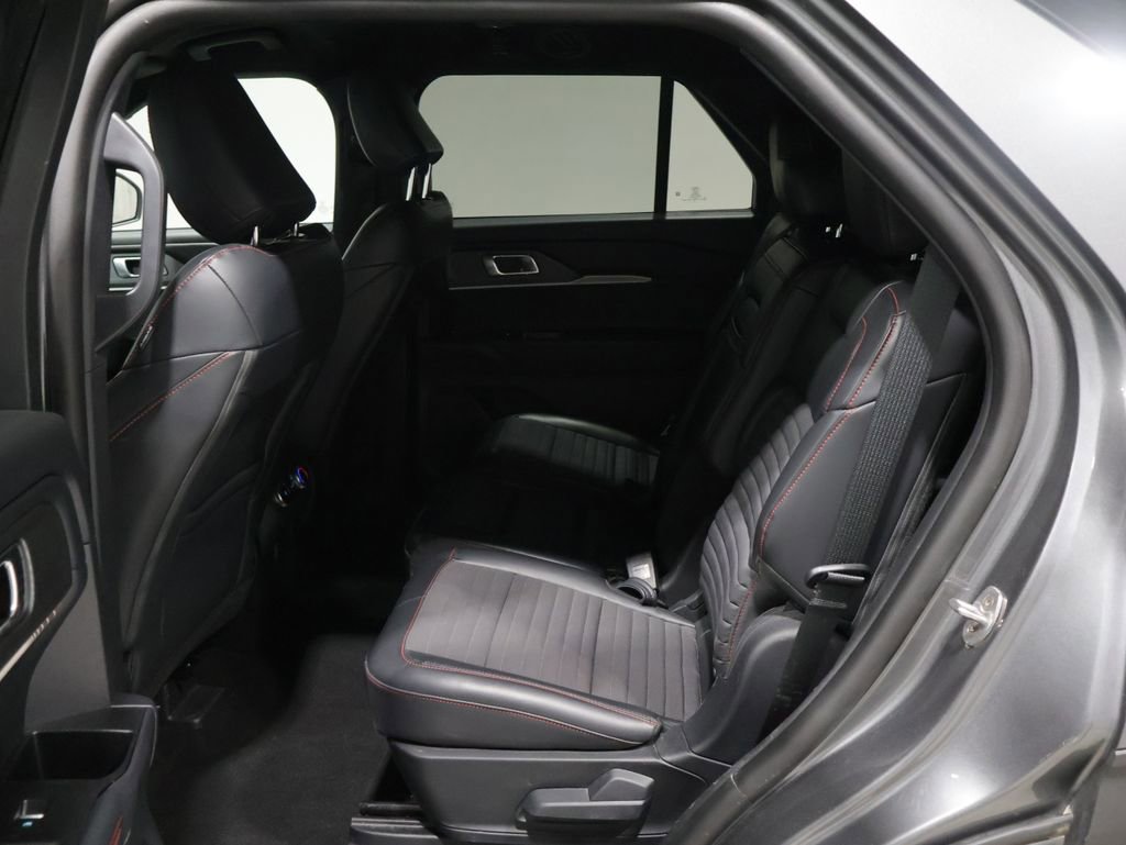 Used 2025 Ford Explorer ST-Line w/ ST-Line Street Pack AWD/4WD image 18