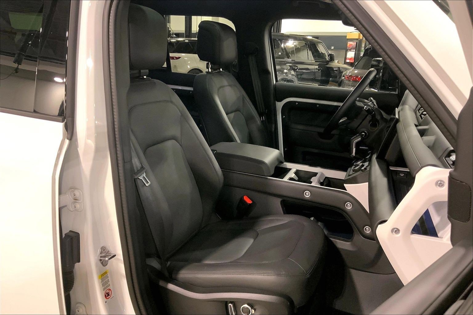 Used 2025 Land Rover Defender 130 X-Dynamic SE image 8