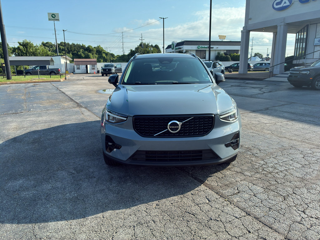 Used 2023 Volvo XC40 B4 Ultimate FWD image 3