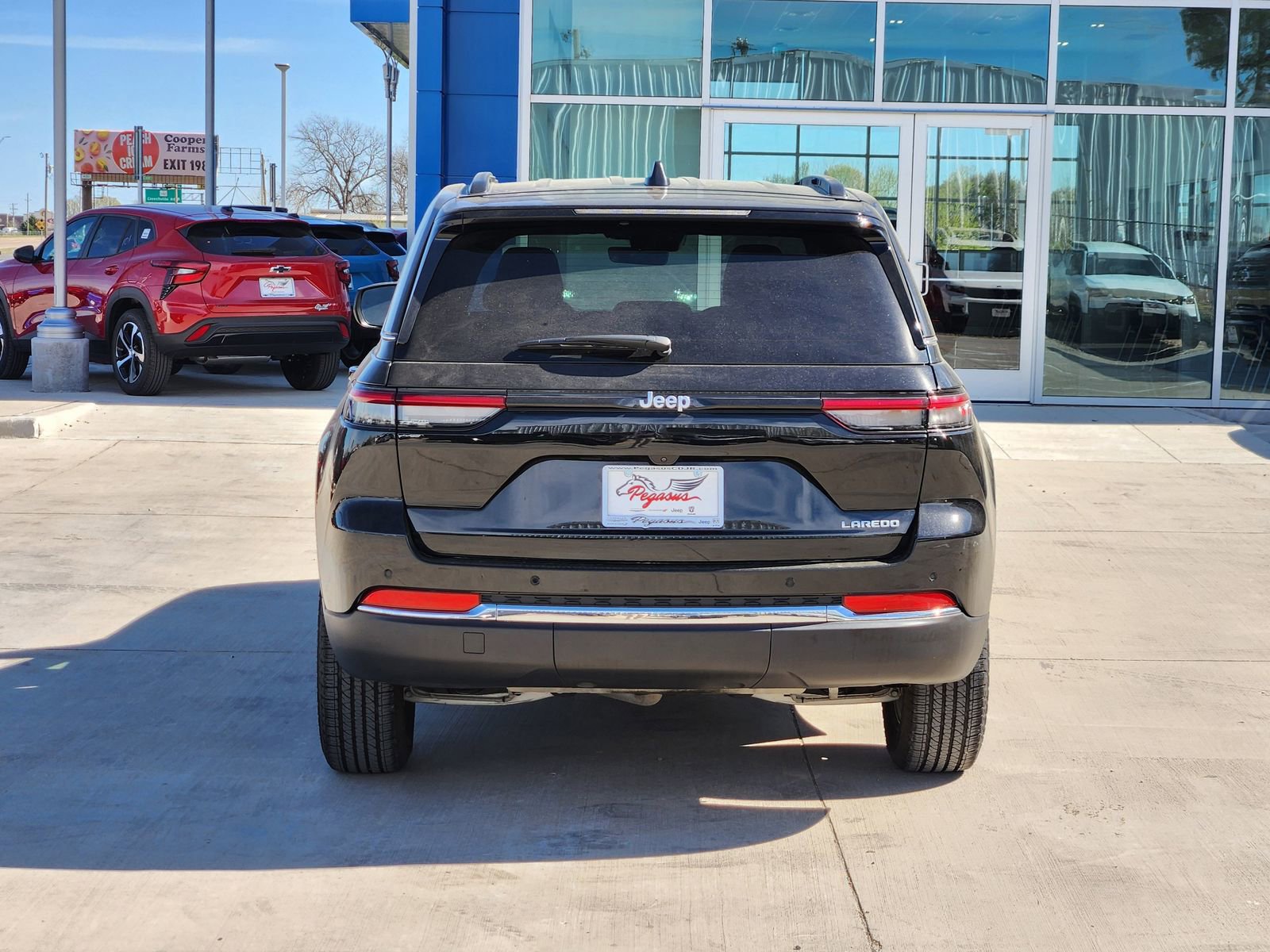 Used 2025 Jeep Grand Cherokee Laredo w/ Luxury Tech Group I image 8