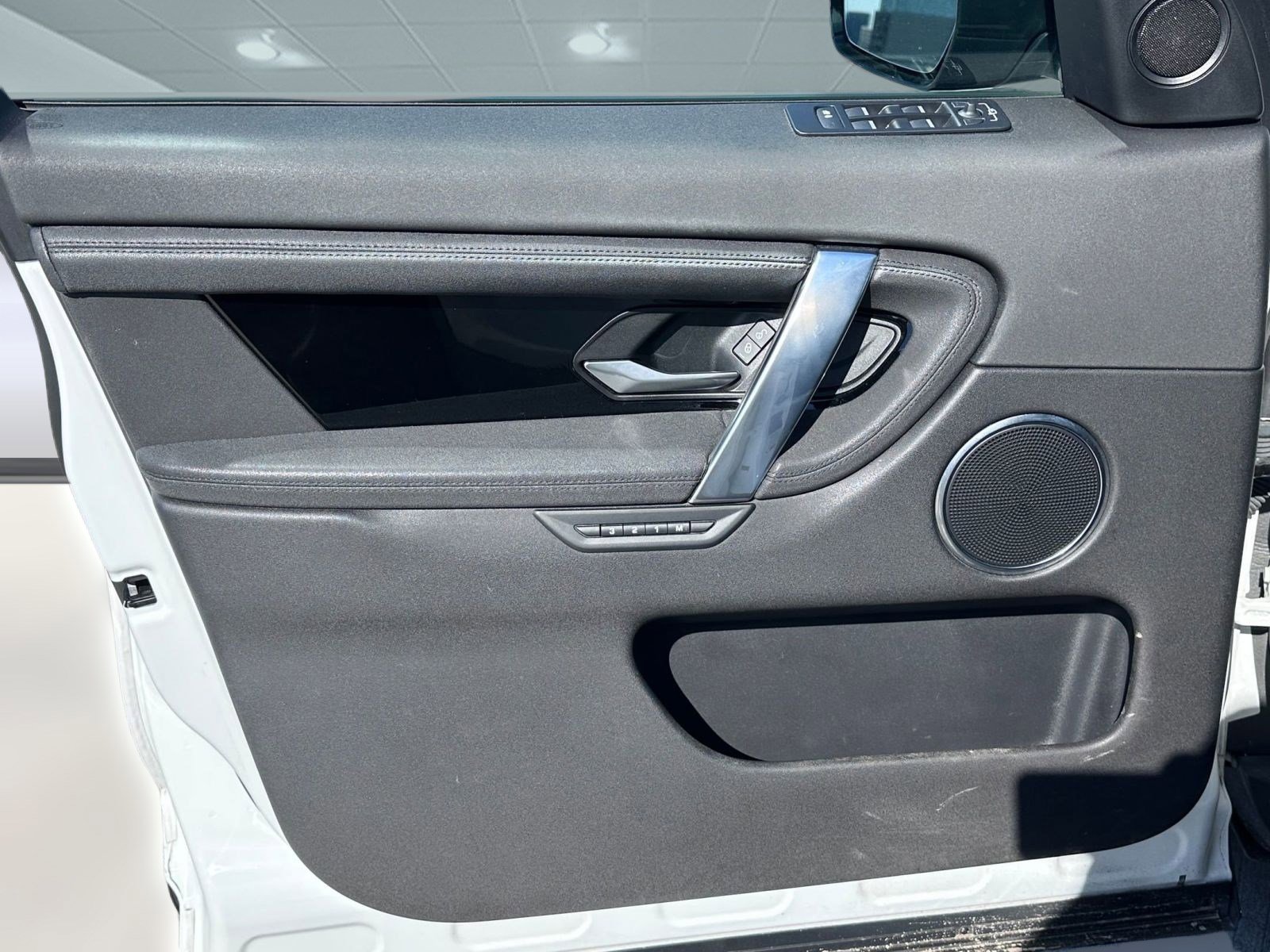 Used 2020 Land Rover Discovery Sport SE image 10