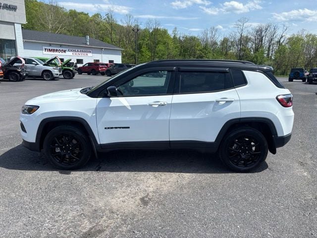 Used 2024 Jeep Compass Latitude w/ Convenience Group AWD/4WD image 2