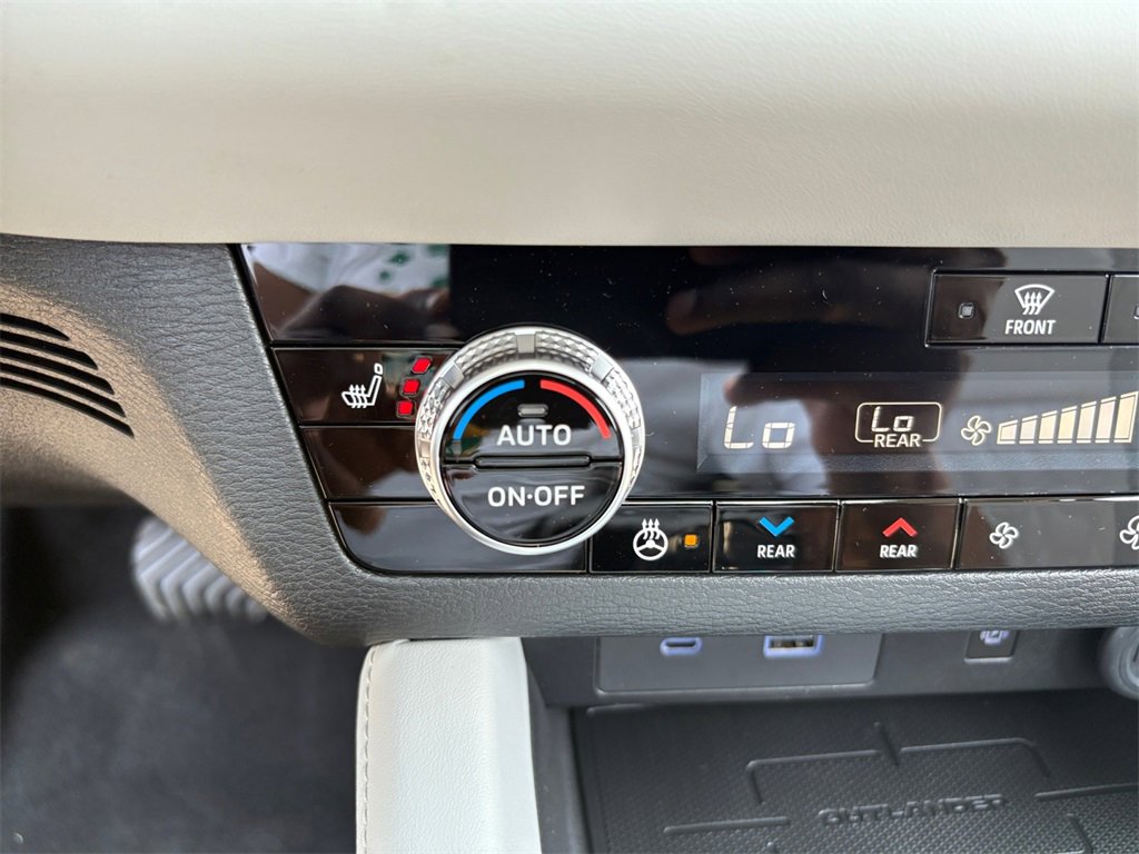 New 2025 Mitsubishi Outlander SEL image 6