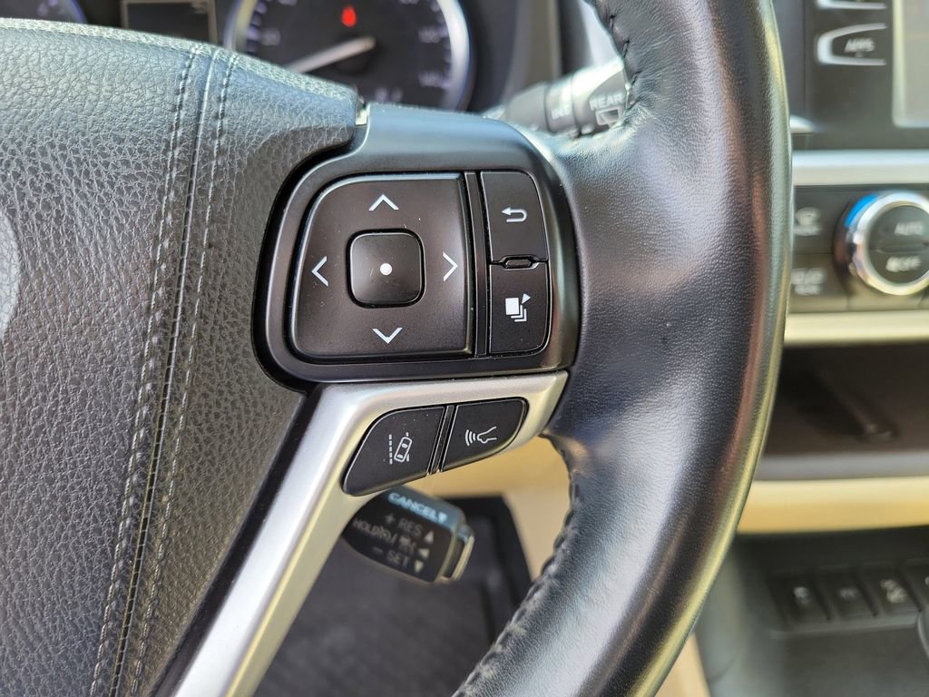 Used 2017 Toyota Highlander XLE image 29