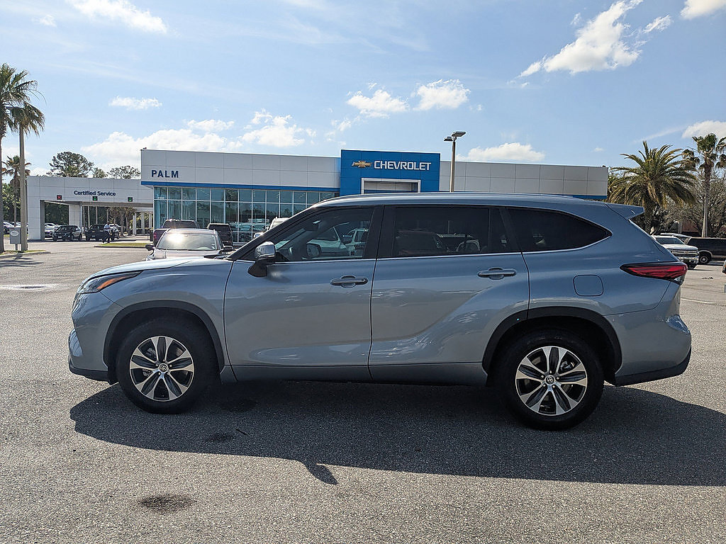 Used 2023 Toyota Highlander XLE FWD image 6