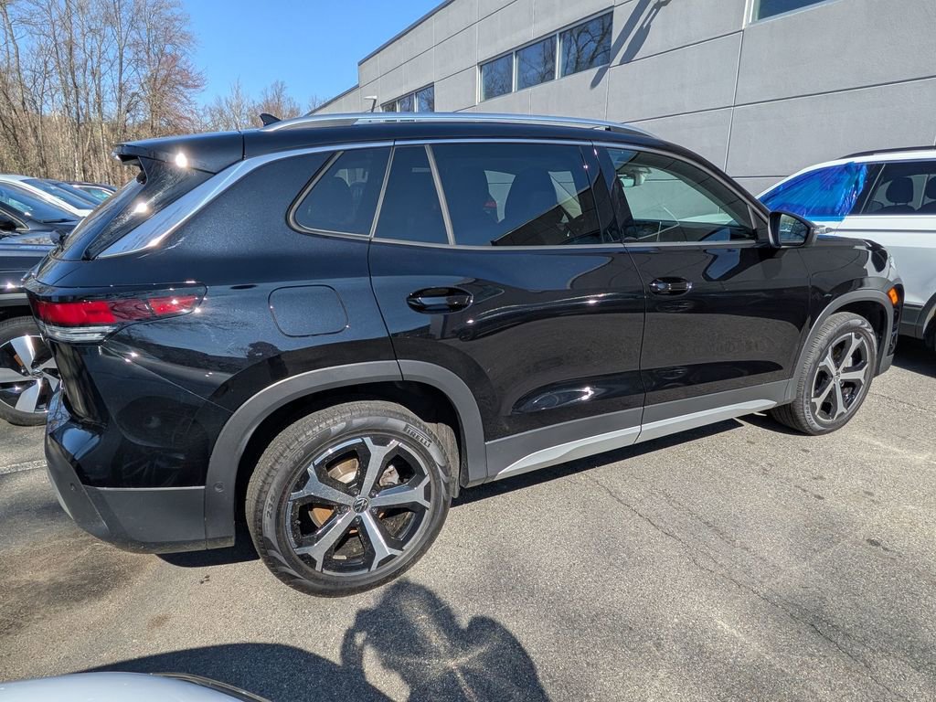 Used 2025 Volkswagen Tiguan SE w/ Panoramic Sunroof Package AWD/4WD image 5