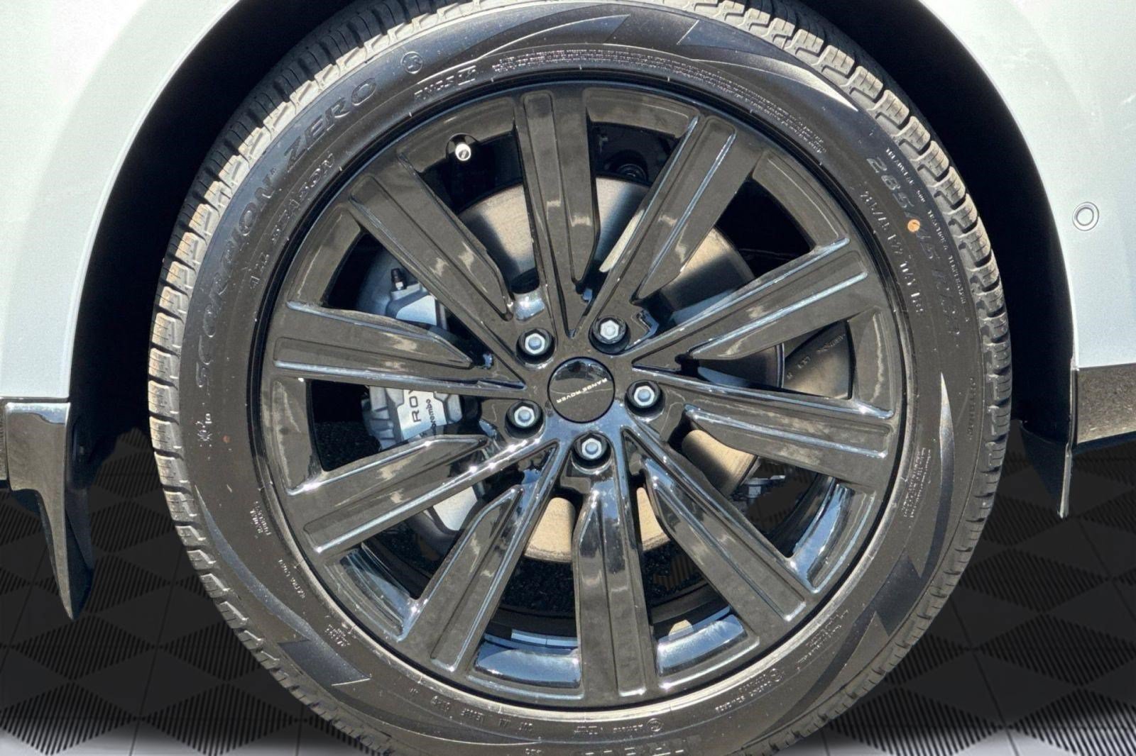 New 2026 Land Rover Range Rover Long Wheelbase SE AWD/4WD image 12