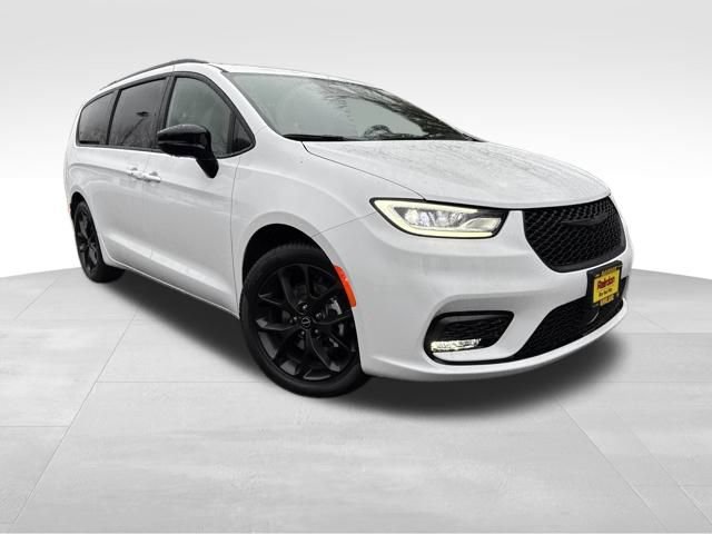 New 2026 Chrysler Pacifica Select w/ S Appearance Package