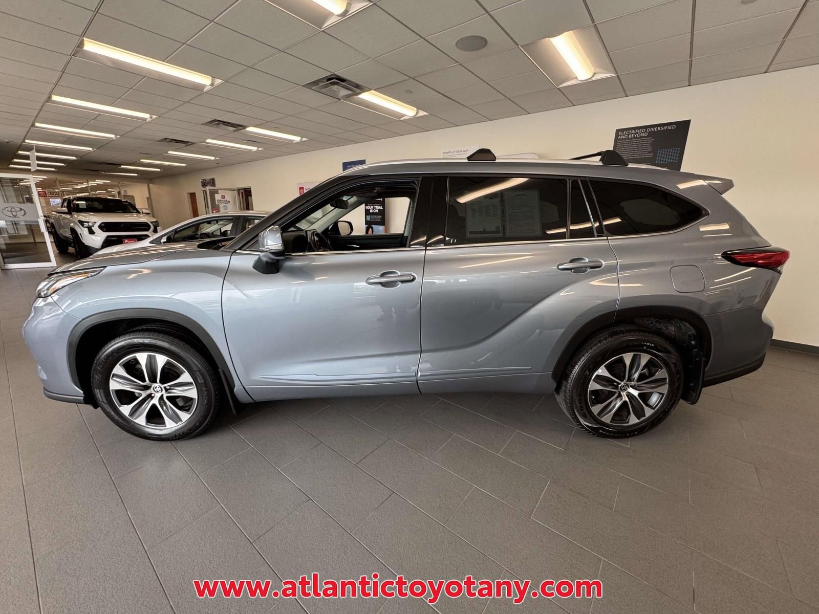 Used 2022 Toyota Highlander XLE AWD/4WD image 41