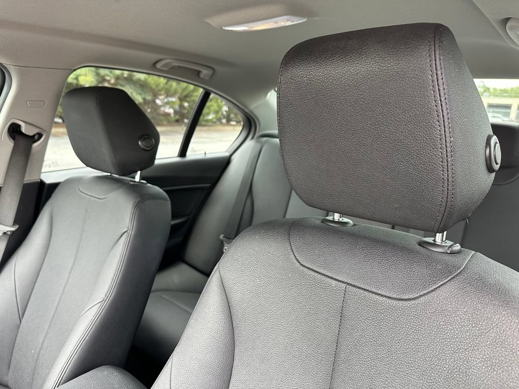Used 2018 BMW 320i Sedan RWD image 16