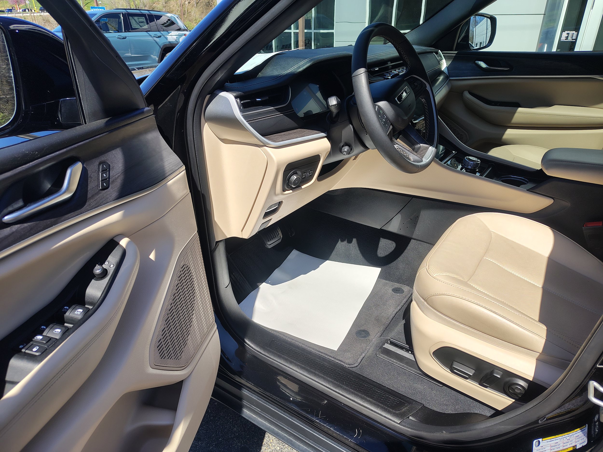 Certified 2024 Jeep Grand Cherokee Limited w/ Luxury Tech Group II AWD/4WD image 19