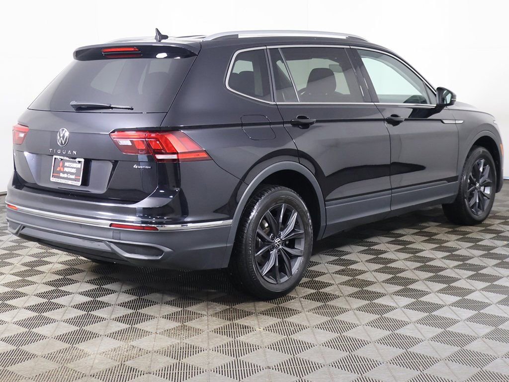 Used 2022 Volkswagen Tiguan SE w/ Panoramic Sunroof Package image 9