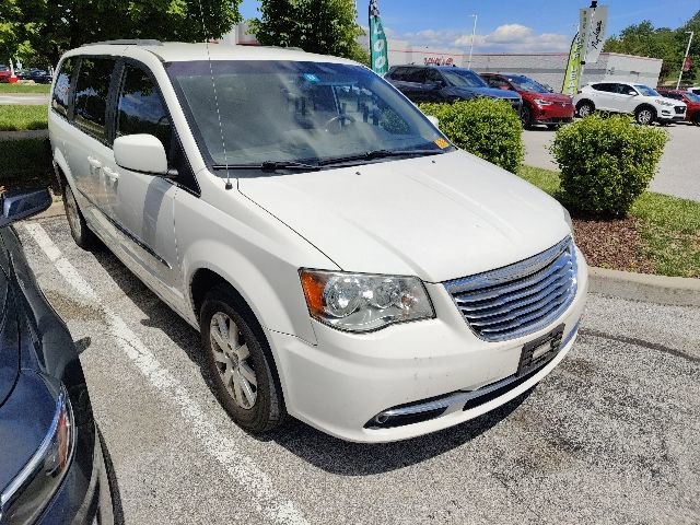 Used 2013 Chrysler Town & Country Touring FWD image 9