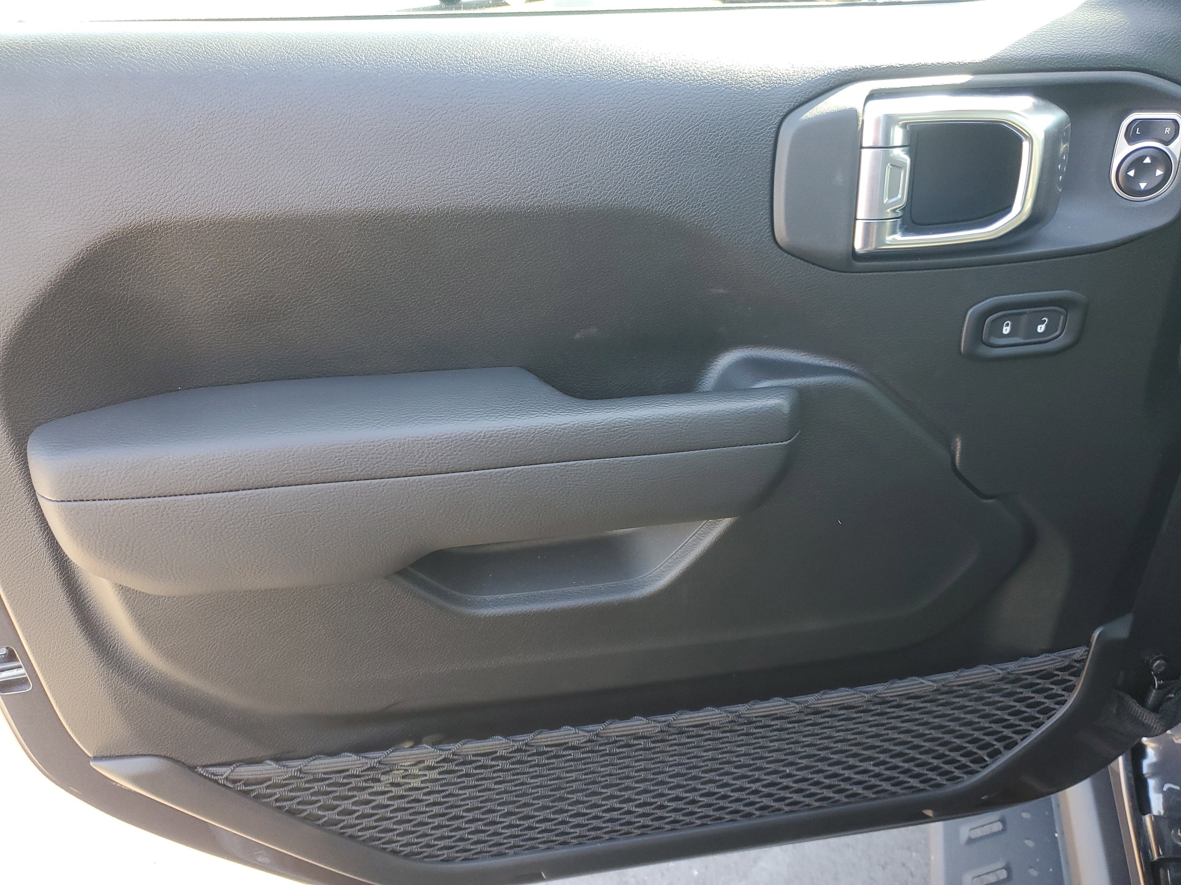 Used 2025 Jeep Wrangler Unlimited Rubicon w/ Convenience Group AWD/4WD image 8