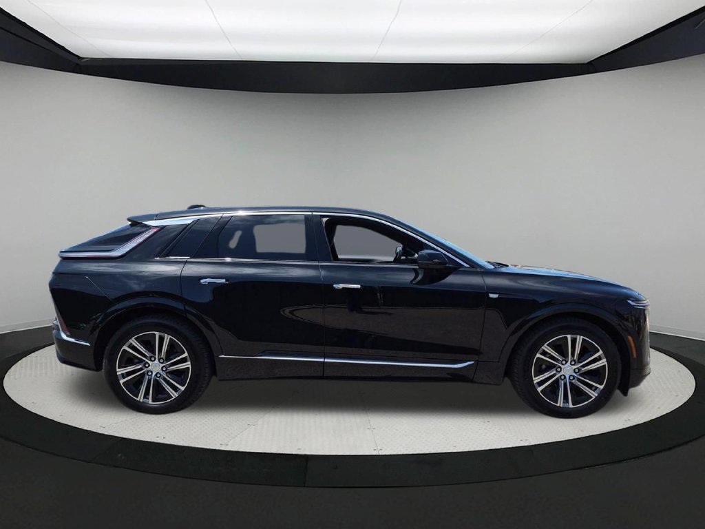 Used 2026 Cadillac Lyriq Luxury AWD/4WD image 6