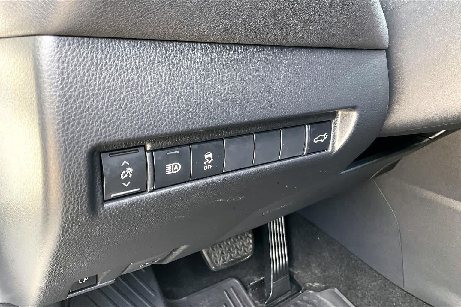Used 2021 Toyota Venza LE w/ Carpet Mat Package (TMS) AWD/4WD image 32
