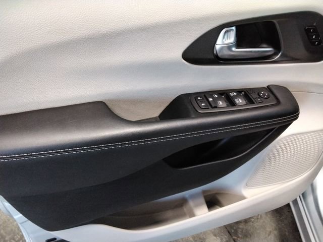 Used 2024 Chrysler Pacifica Touring-L image 29