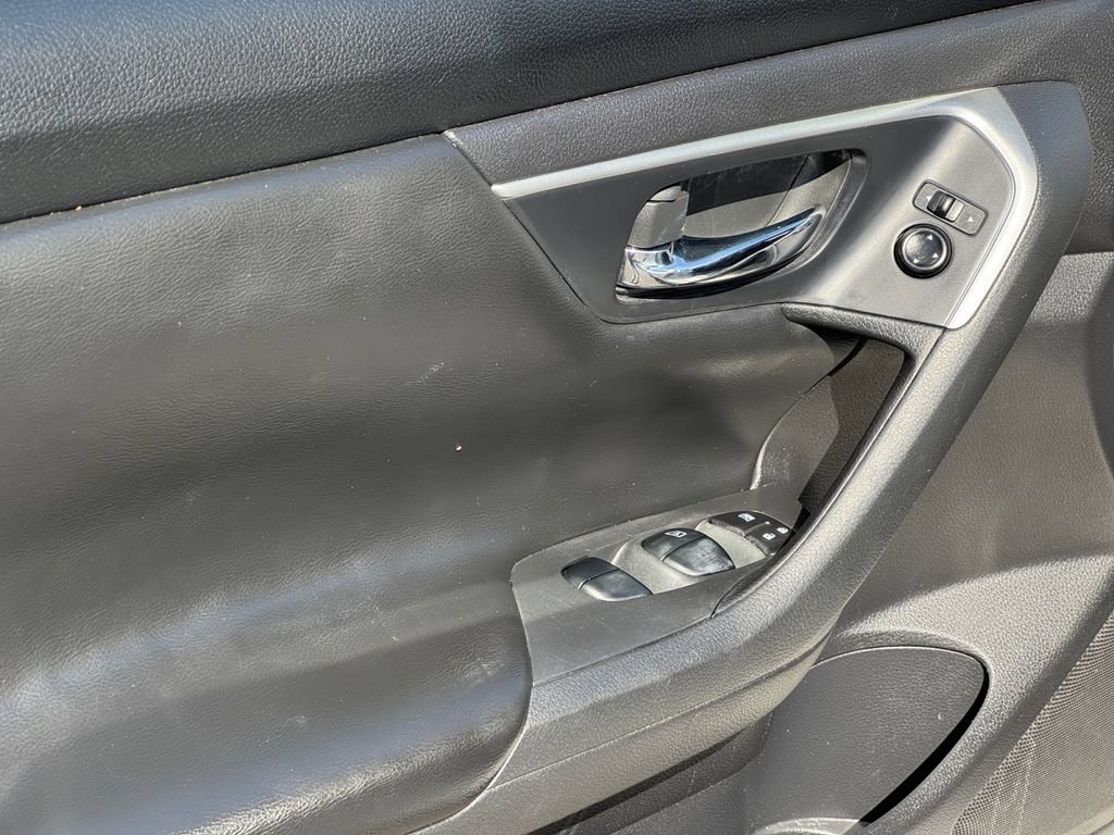 Used 2016 Nissan Altima 2.5 SV FWD image 9