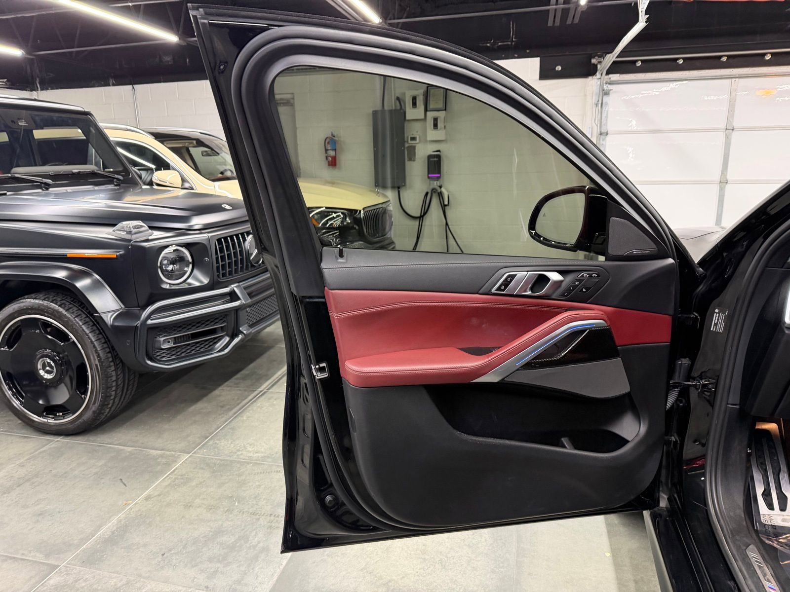 Used 2021 BMW X6 M50i w/ Executive Package image 21