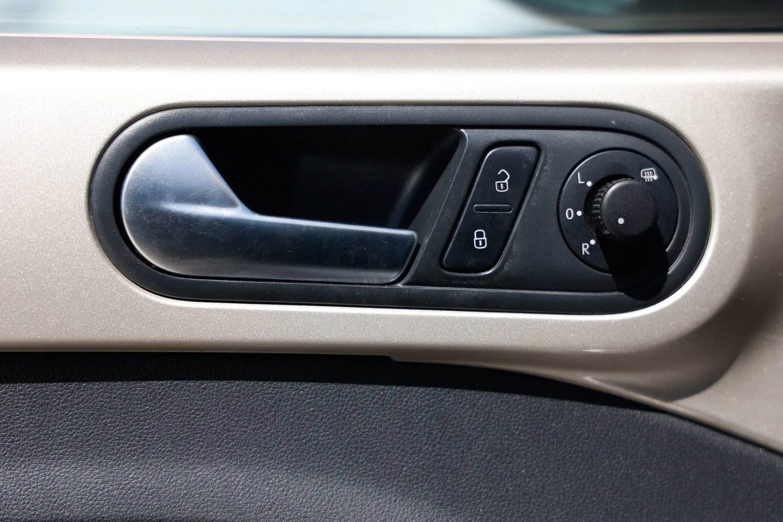 Used 2012 Volkswagen Beetle 2.5 image 35