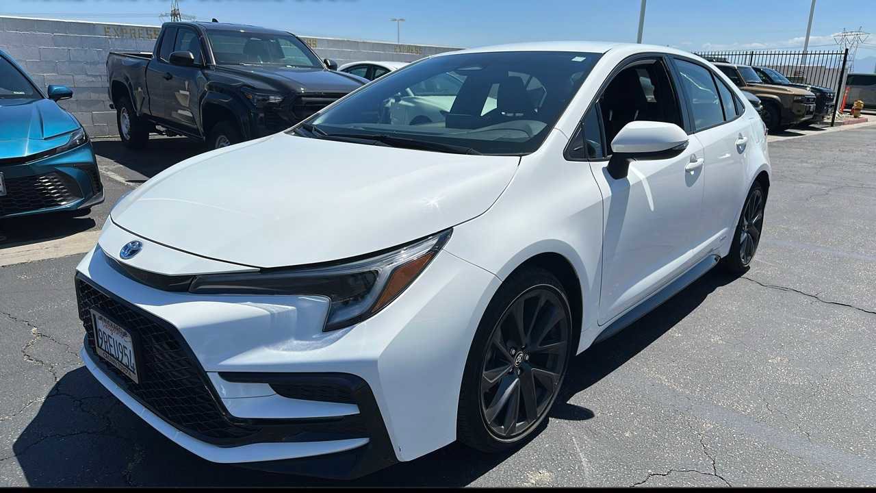 Used 2025 Toyota Corolla SE w/ Convenience Package AWD/4WD image 2