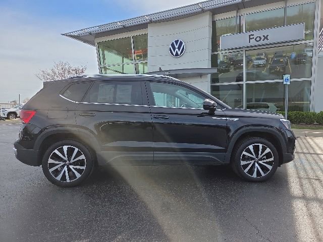 Used 2023 Volkswagen Taos SE w/ Panoramic Sunroof Package FWD image 9