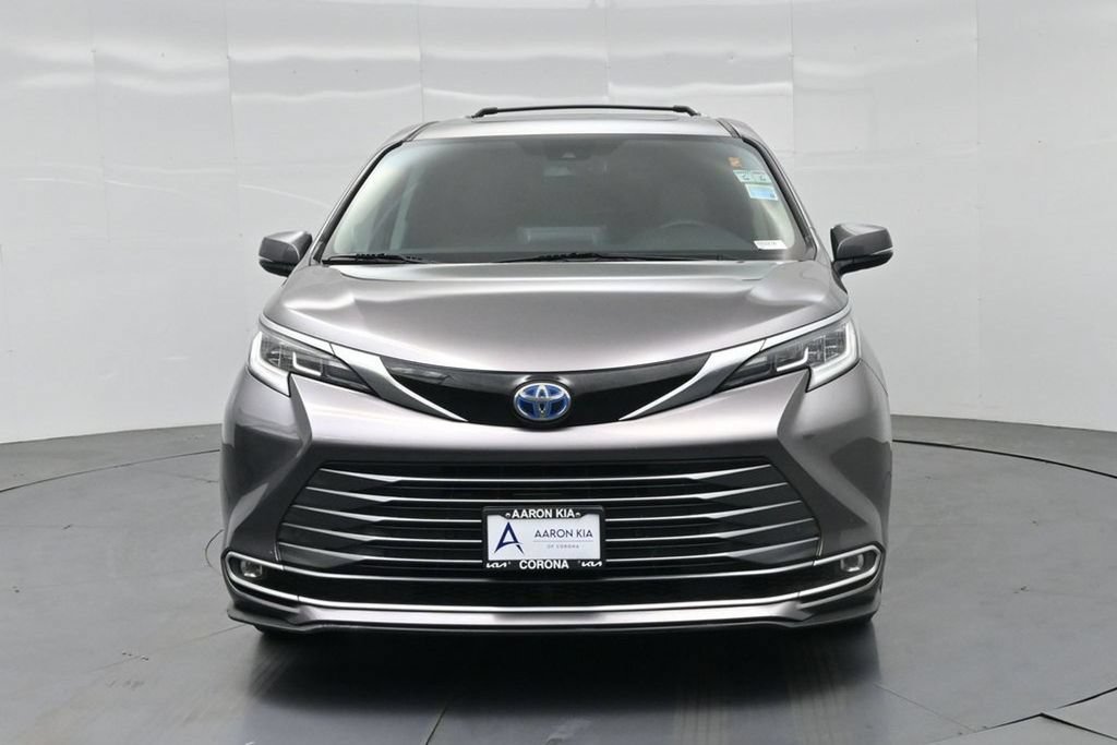 Used 2021 Toyota Sienna Limited FWD image 27