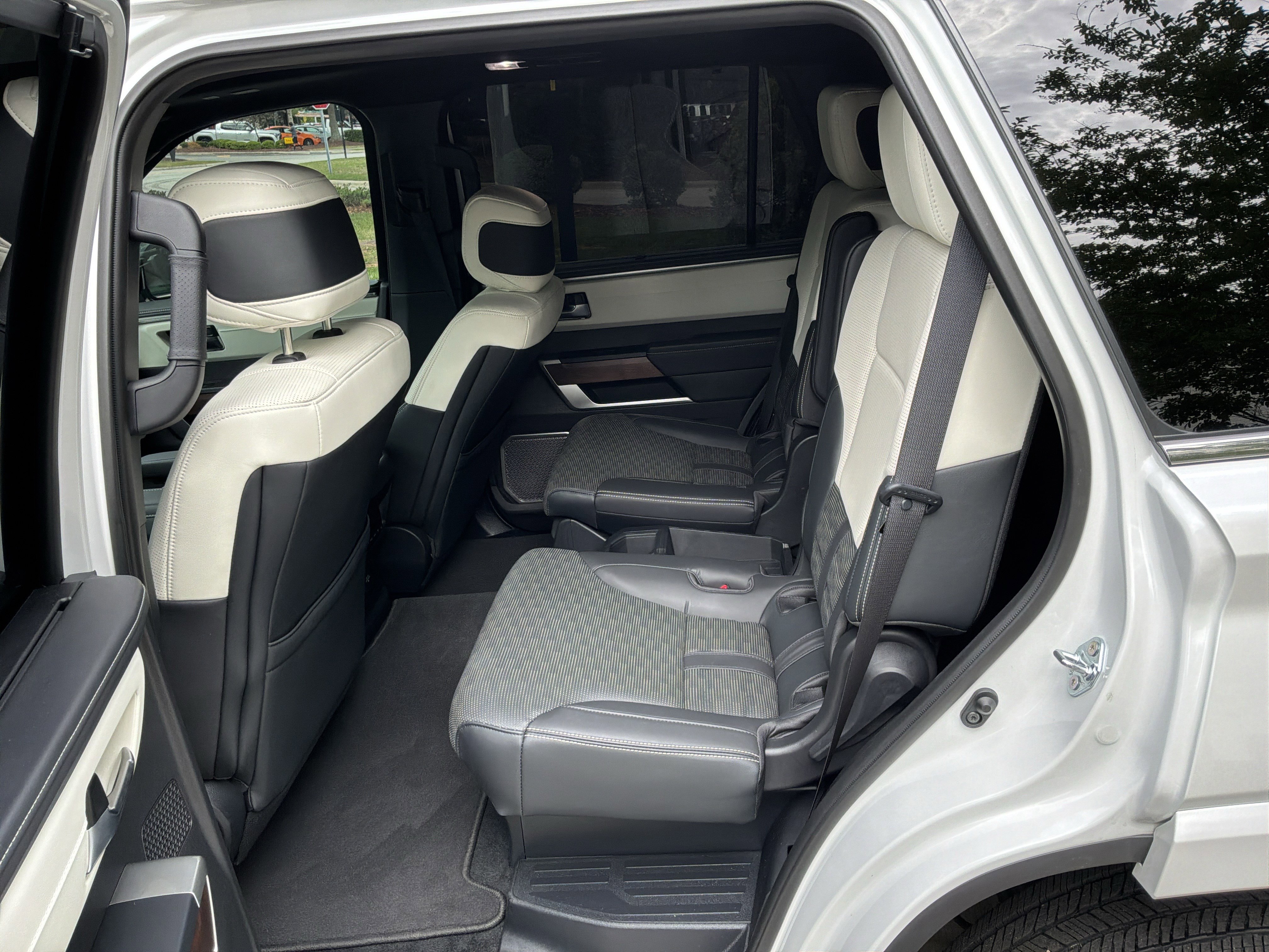 Used 2025 Toyota Sequoia Capstone AWD/4WD image 31