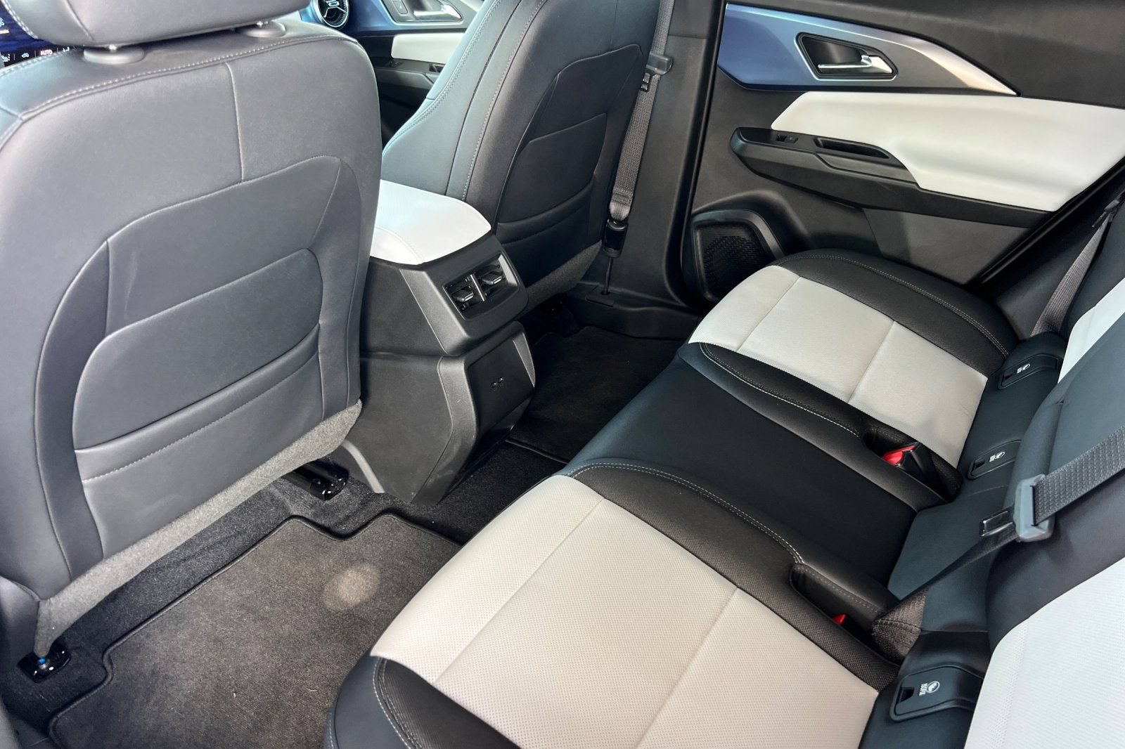 Used 2024 Chevrolet Equinox EV LT AWD/4WD image 6