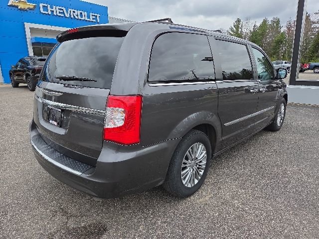 Used 2016 Chrysler Town & Country Touring-L FWD image 7