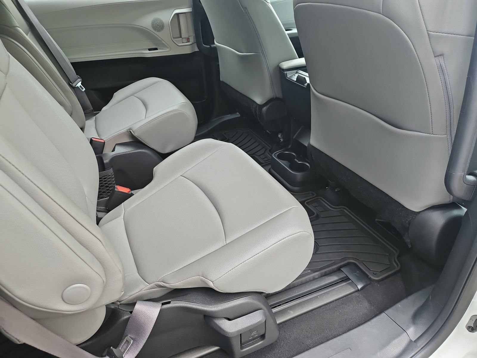 Used 2025 Toyota Sienna XLE FWD image 32