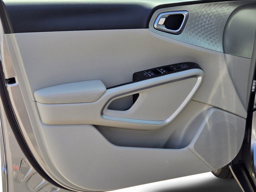 Used 2025 Kia Soul LX image 17