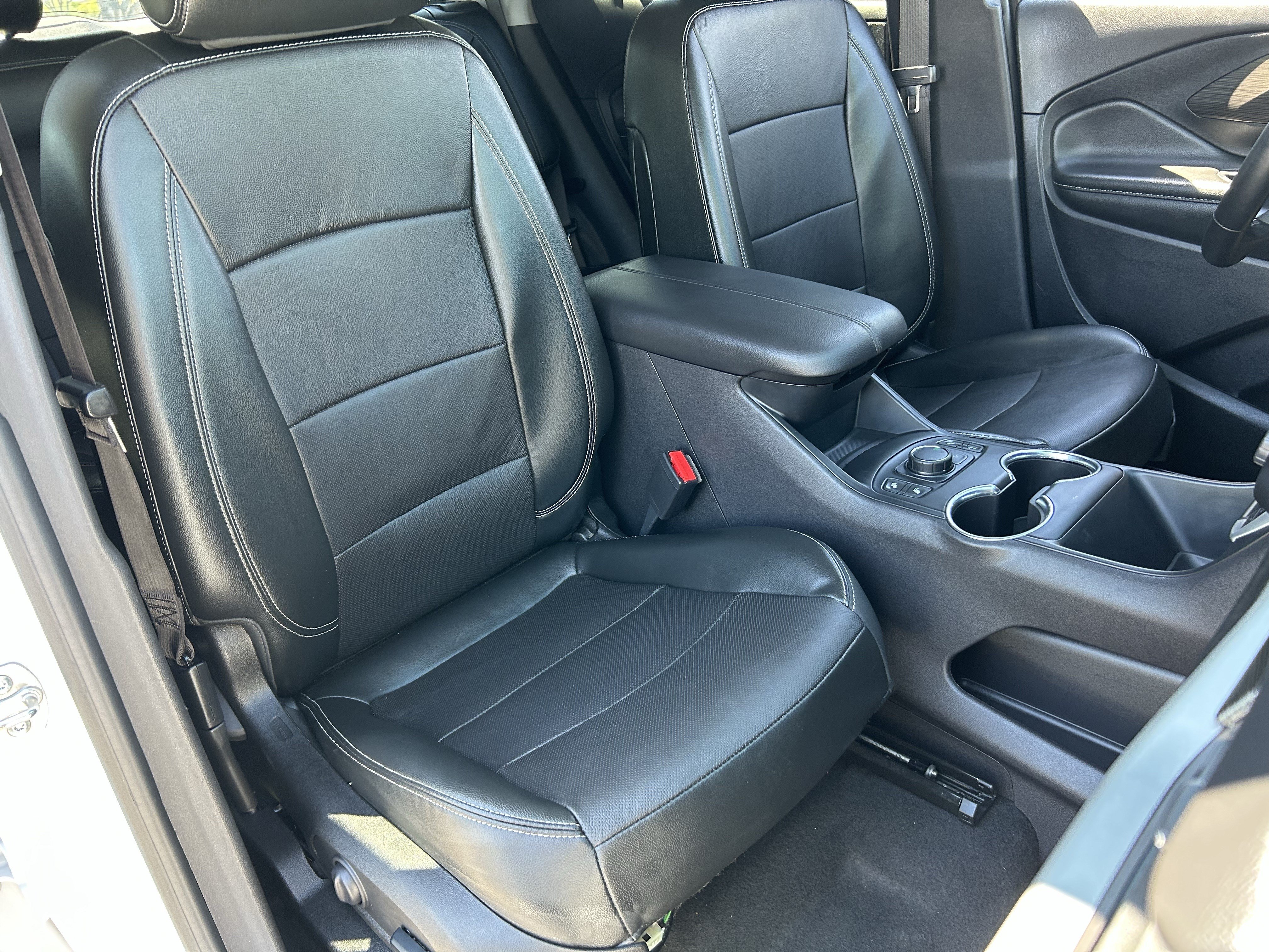Used 2024 GMC Terrain SLT AWD/4WD image 8