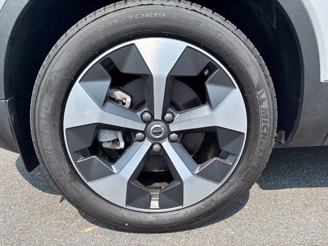 Certified 2025 Volvo XC40 B5 Plus AWD/4WD image 9