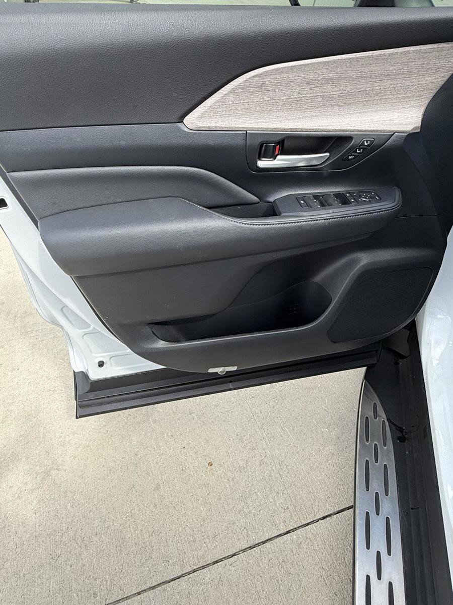 Used 2025 Toyota Grand Highlander AWD image 19