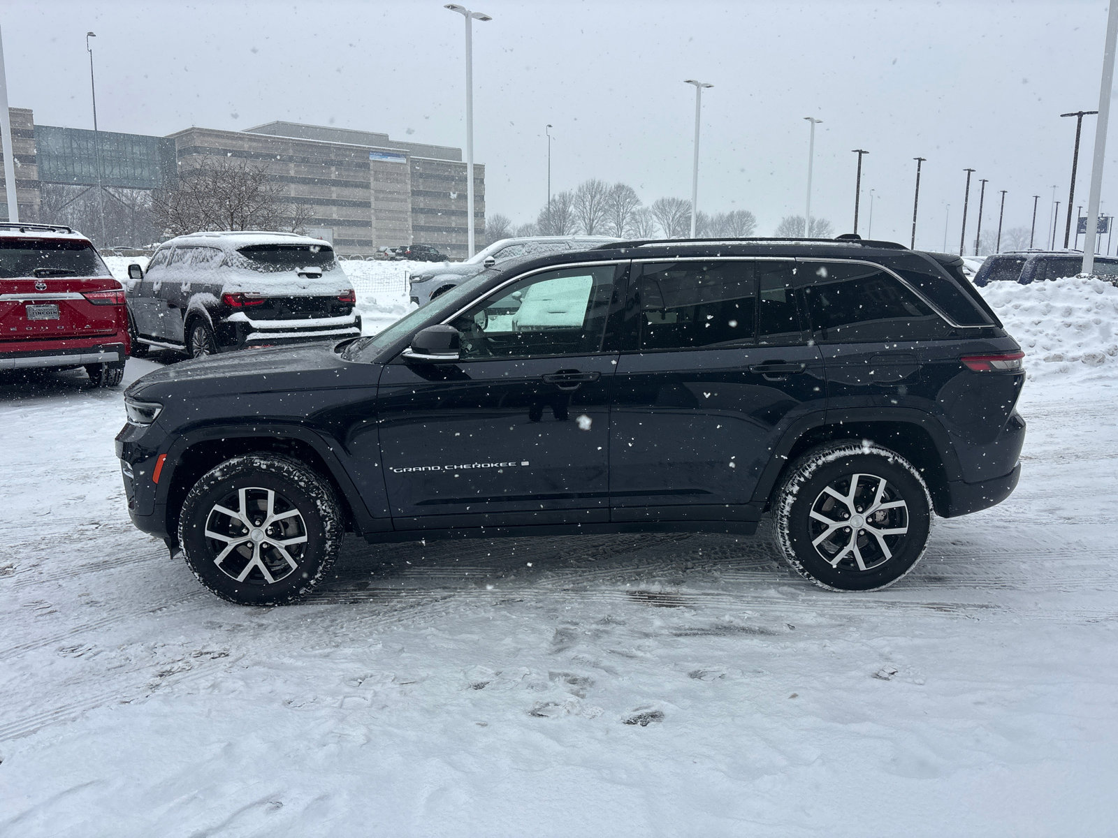 Used 2023 Jeep Grand Cherokee Limited image 4