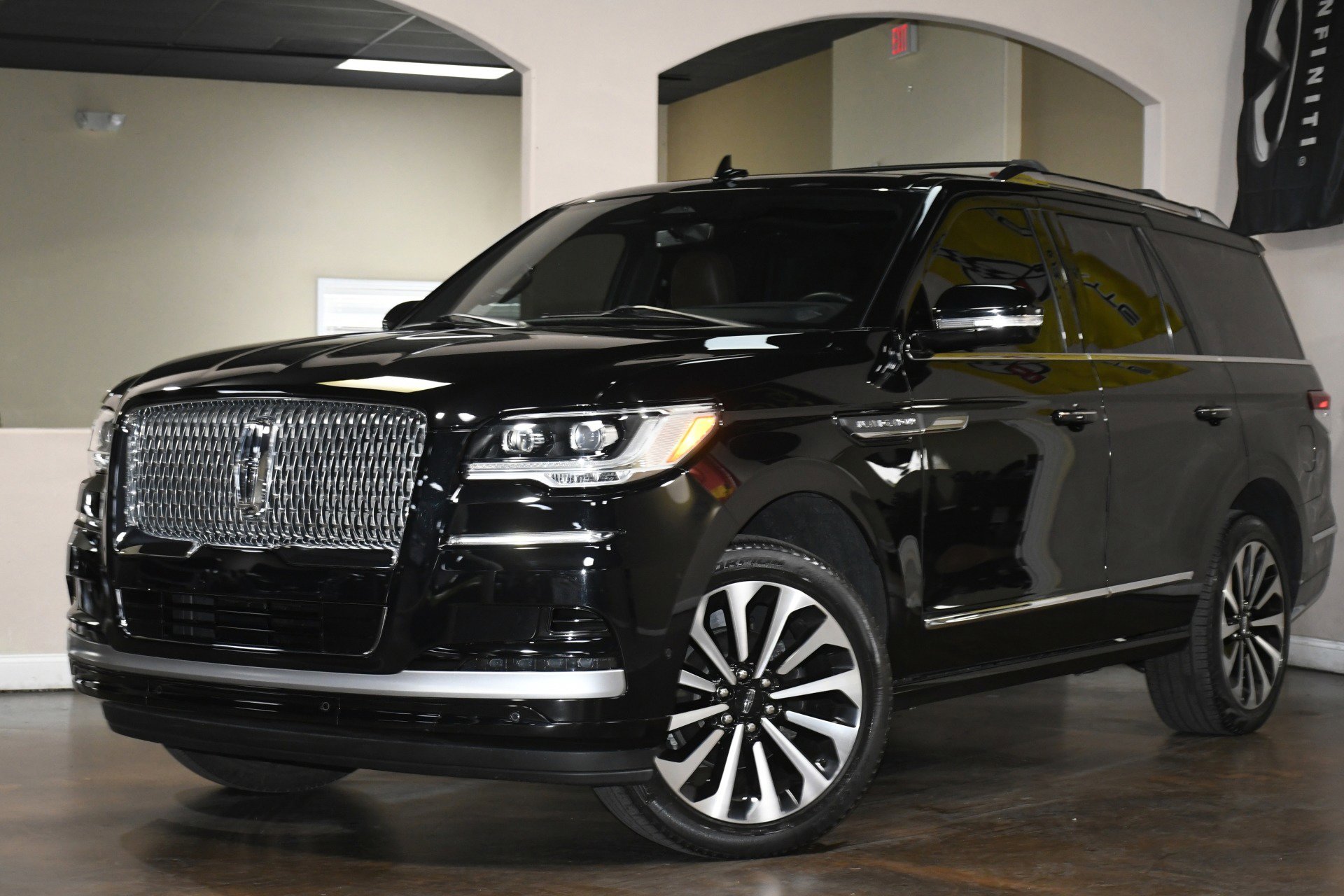 Used 2023 Lincoln Navigator Reserve image 4