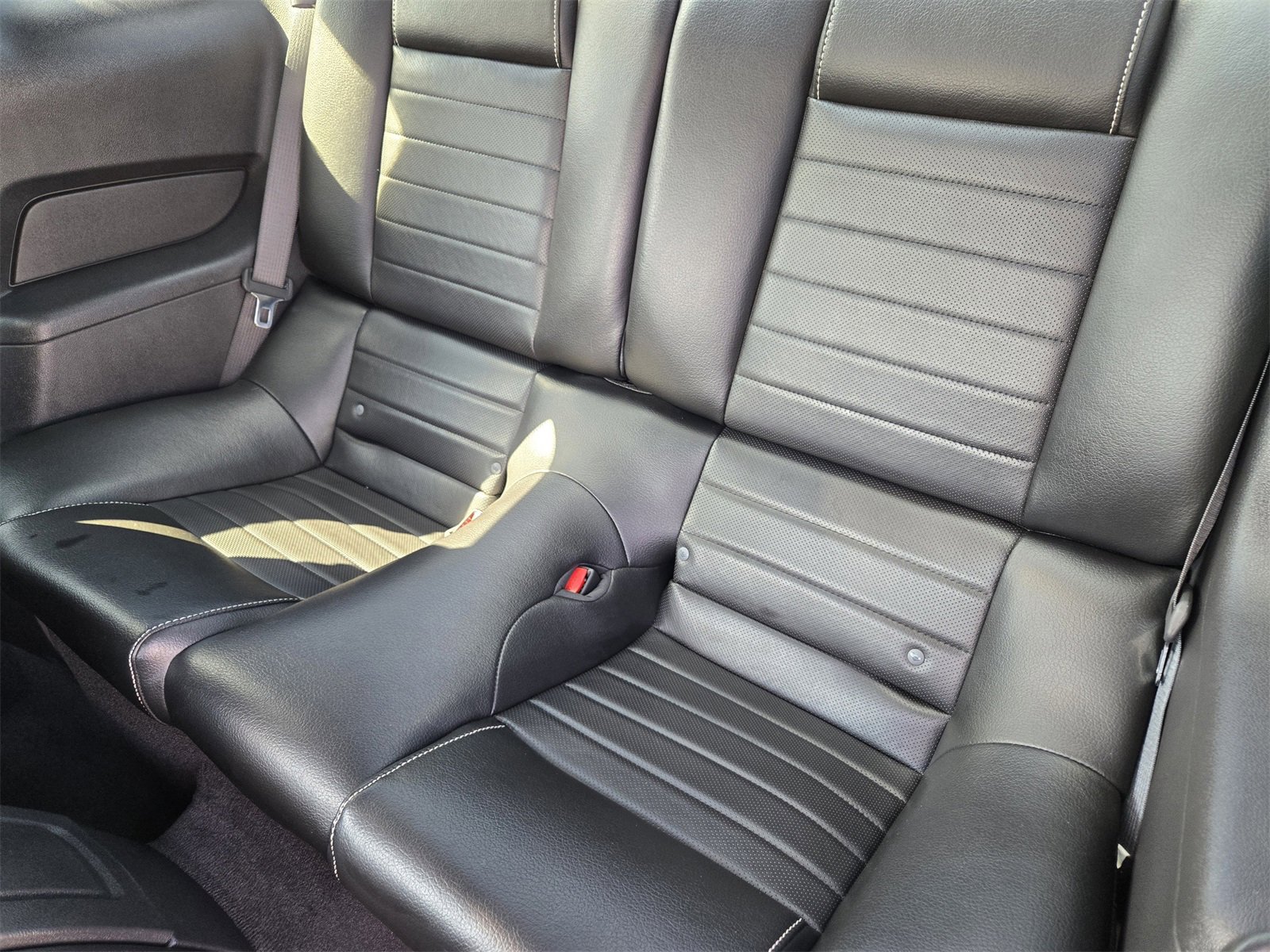 Used 2010 Ford Mustang GT image 27