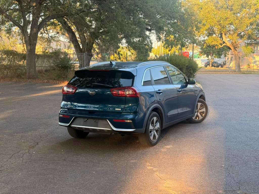 Used 2017 Kia Niro EX FWD image 5